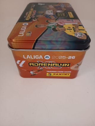 Caja vacía Panini Adrenalyn XL 2025-26