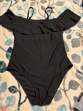 Vestido de baño negro con volantes