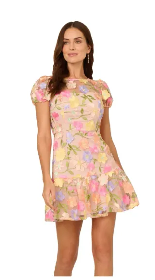 Vestido corto bordado floral en relieve. T. S- 36