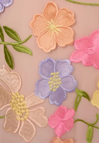 Vestido corto bordado floral en relieve. T. S- 36