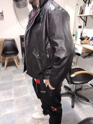 Cazadora efecto piel negra