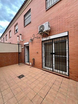 Casa pareada en venta en Coria del Río