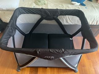 Cuna de viaje Nuna con colchón