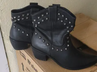 Botines de piel con tachuelas