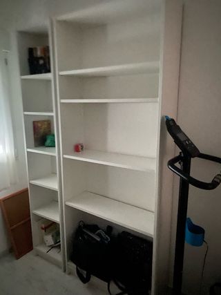 Estantería de madera blanca