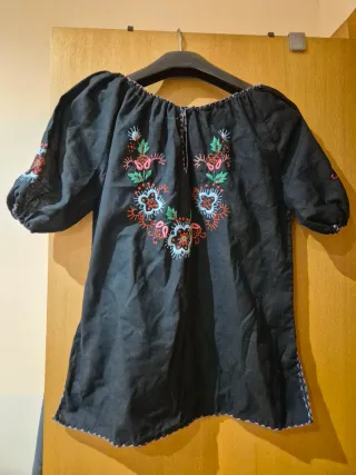 Blusa bordada negra