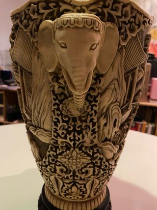 Jarrón chino antiguo con elefantes