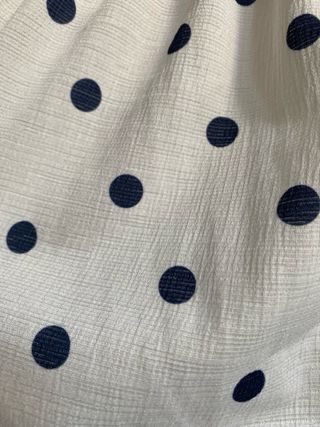 Blusa blanca lunares azul marino