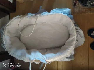 Moisés de madera oscuro