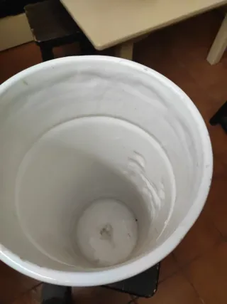 Paragüero de cerámica con figuras