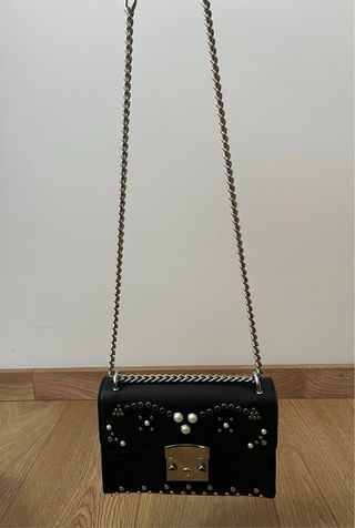 Bolso negro Parfois con tachuelas y perlas