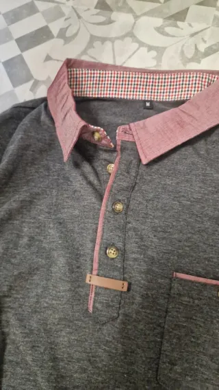 Polos de hombre grises y rojos