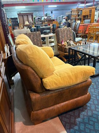 SOFÁ 2 PLAZAS AMARILLO Y PIEL