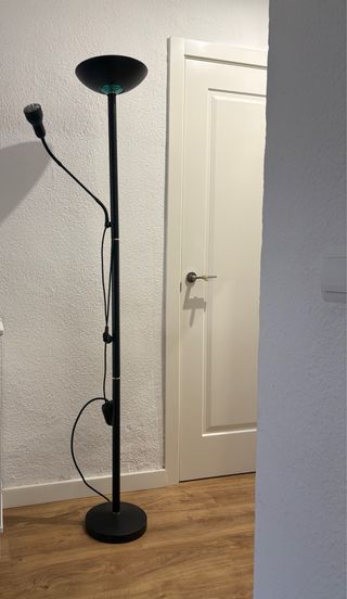 Lámpara de pie negra con luz auxiliar