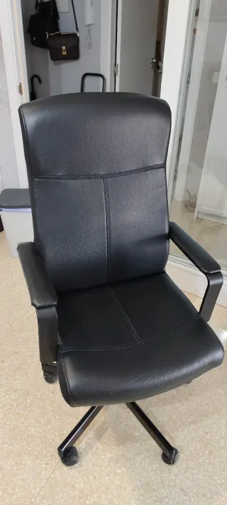 Silla de escritorio negra prácticamente nueva