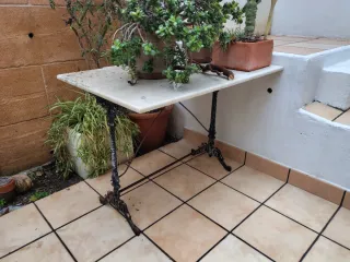 Mesa antigua hierro forjado y mármol