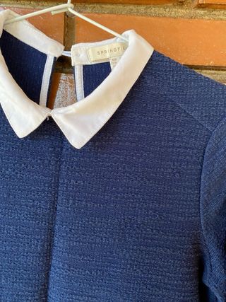 Jersey azul con cuello blanco