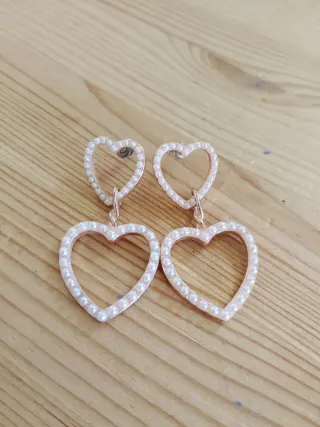 Orecchini pendenti a cuore con perle