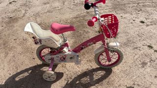 Bicicleta infantil rosa con cesta