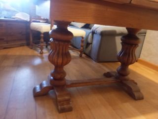 Mesa de comedor y 4 sillas de madera antiguas