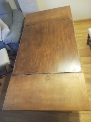 Mesa de comedor y 4 sillas de madera antiguas