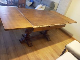 Mesa de comedor y 4 sillas de madera antiguas