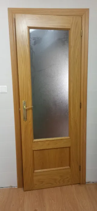 Puerta de madera con cristal