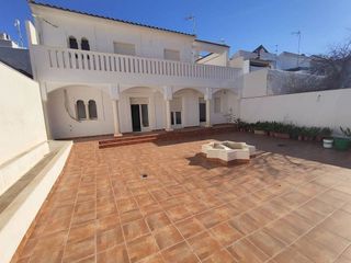 Casa adosada en venta en Lucena