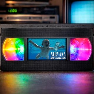 LAMPARA NIRVANA NEVERMIND VHS LED MULTICOLOR