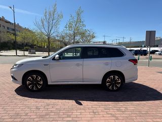 MITSUBISHI Outlander 2.0 PHEV Kaiteki Auto 4WD