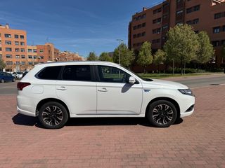 MITSUBISHI Outlander 2.0 PHEV Kaiteki Auto 4WD