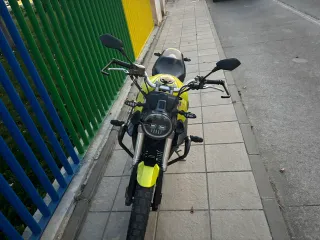 Zontes G125 Naked - scrambler. Negra y Amarilla