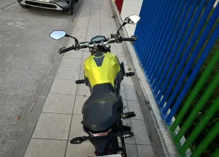 Zontes G125 Naked - scrambler. Negra y Amarilla