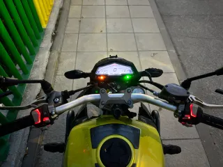 Zontes G125 Naked - scrambler. Negra y Amarilla