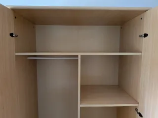 Armario de madera beige