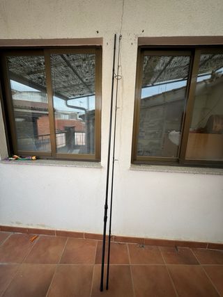 3 cañas de pescar con 3 carretes