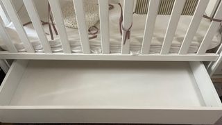 Cuna infantil con ositos y nubes