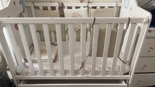 Cuna infantil con ositos y nubes