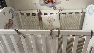 Cuna infantil con ositos y nubes