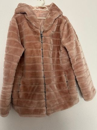 Abrigo de pelo rosa con capucha
