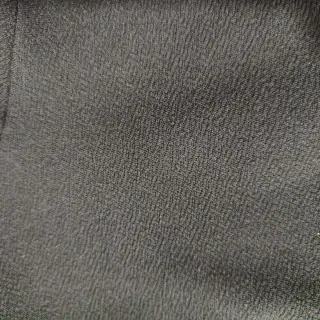 Elegante Top Peplum Negro con Malla Lunares