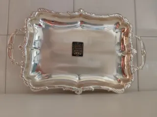Bandeja de metal plateada con asas