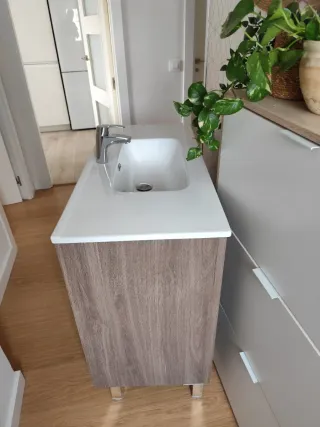Armario y lavabo baño madera