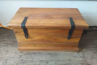 Baúl de madera pequeño con herrajes