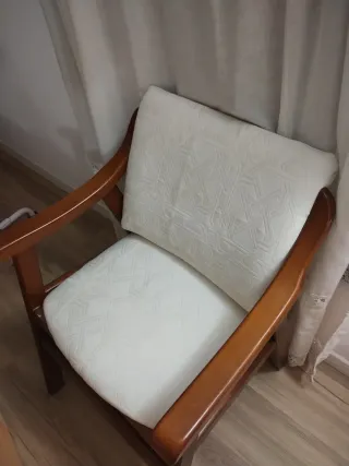 Dos sillones de madera y piel sintética