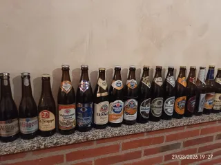 Bottiglie vuote di birra da collezione.