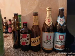 Bottiglie vuote di birra da collezione.