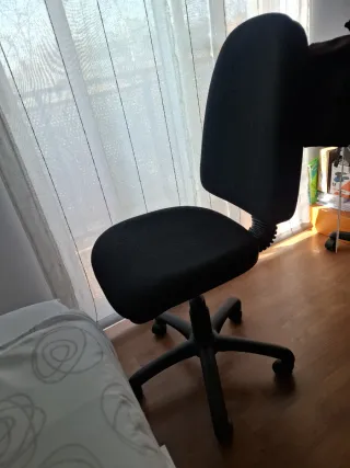 Silla de oficina negra con ruedas