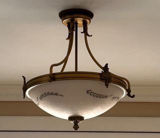 Lámpara de techo dorada y de cristal