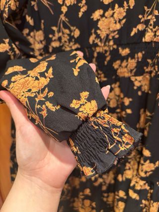 Vestido negro con flores naranjas